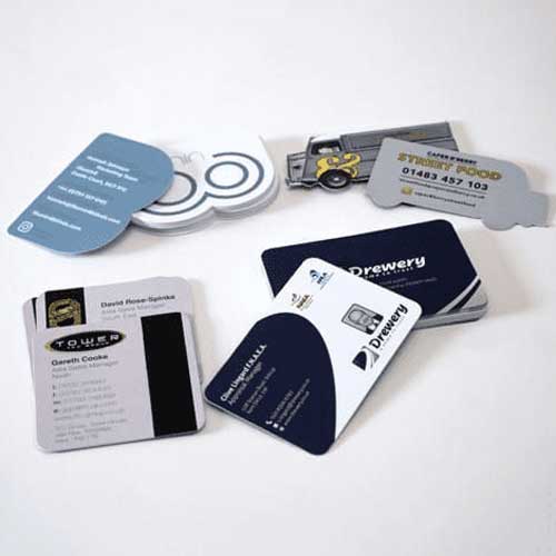 Imprimir tarjetas personales troqueladas con forma personalizada para publicidad creativa.